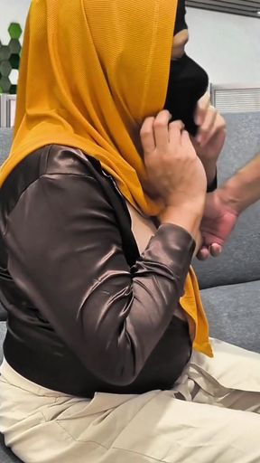 Gadis berhijab berhubungan seks dengan bos untuk dipromosikan di seks kantor   Clip 1