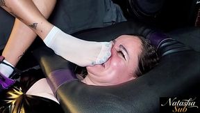 A Madame &Aacute_gata me colocou pra cheirar seu t&ecirc_nis sujo depois da academia, e acabei lambendo as meias suadas - Madame &Aacute_gata made me smell her dirty sneakers after the gym, and I ended up licking her s