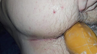 Kalçaları dolgun Fransız ayı adam, parmakla, yumrukla ve sert bir dildo ile ilişkiye giriyor.