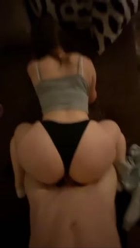 كسها عسل 💦 اوي اوي 🔥 عم انيكوا وهي في قمة الهيجان وتقولي أنا شرموطة بصوت عالي 🇪🇬