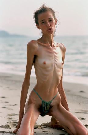 Beach babe with hairy pussy gets it on