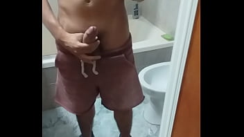 Una buena paja en el ba&ntilde_o