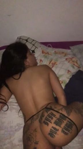 Morena gostosa dormia, mas acordou com primo mexendo no grelo