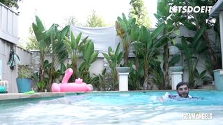 American Girls Kiara Cole And Bailey Brooke Seduce Pool Owner & Ride Him Good - LETSDOEIT