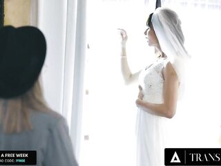 TRANSFIXED - Tiny Lesbo Gives Trans Runaway Bride The Superlatively good Sloppy Toppy This babe's Ever Had!