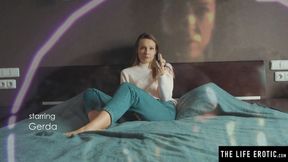 ”Juicy chick Mirabella is rubbing beaver while wearing VR headset”