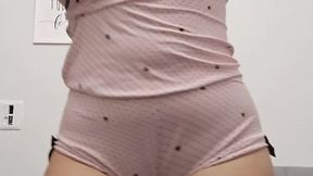 Abrindo bem a bunda e rebolando gostoso