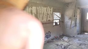 no dia de halloween encontrei um mascarado no vagao do trem e levei um susto e acabei se pegando com ele