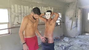 no dia de halloween encontrei um mascarado no vagao do trem e levei um susto e acabei se pegando com ele