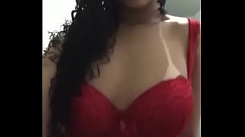 A gata de vermelho