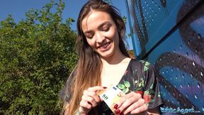 Public Sex Tätowierte sexy Luder Kylie spritzt auf Schwanz im Freien