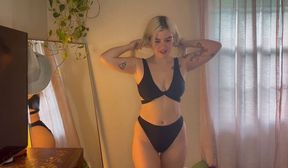 Hot tattooed blonde nudely hauls bikinis