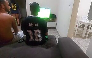 Tive que fazer sexo com amigo do meu marido por causa de uma aposta, mas fiquei com tesao e
