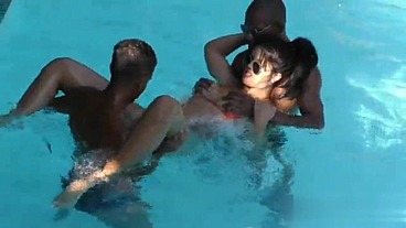 Depois de muita , piscina e churrasco e morena do rabão ficou louca e acabou liberando o cu pra mim