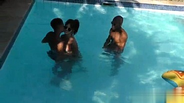 Depois de muita , piscina e churrasco e morena do rabão ficou louca e acabou liberando o cu pra mim