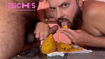 COXINHA- garoto mama pau grosso enquanto come coxinha