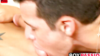 Hung twink Aaron is sharing his big dick with sexy Jordan
