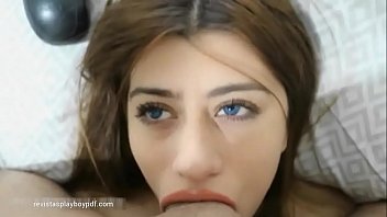 Teen se ahoga mamando una buena polla