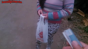 transando com uma gostosa de uma comunidade sem camisinha, por algumas notas, safado goza at&eacute_ no cuzinho dela!