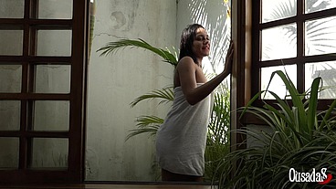É só meu marido dar uma saída que o vizinho pula o muro do quintal - Bruna Lancaster