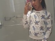 En mi baño jugando con la polla mas sexy