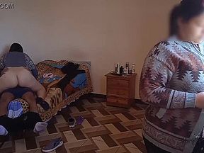 Esposa cornuda habla por teléfono mientras su amiga me come toda la polla y se sienta encima de ella