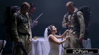 Seksikäs aave-morsian cosplayaaja etsii bukkakea Ghostbustersilta
