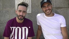 ce gay suce deux grosses bites en meme temps