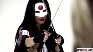 Lesbiska Kleio Valentien utklädd till Harley Quinn och Asa Akira som Katana slickar och knullar