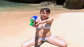 Princesa asiática con coletas posando su figura sexy al aire libre