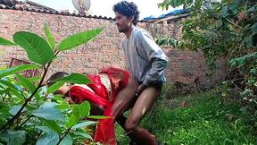 Indian housewife gets it on in the open