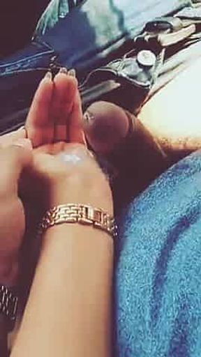 Handjob given to boyfriend in car