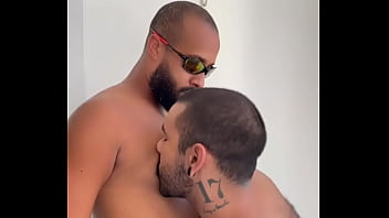 Sarro e beijos com muita saliva de dois pretos