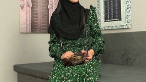 ”An angry hubby found a lot of money with his hijab housewife”