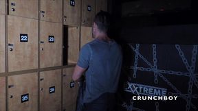 mec muscle baise dans une backroom