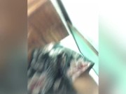 Paja en el baño del trabajo