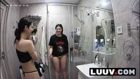 LUUV  Two girls shower for boyfriends′ livestream