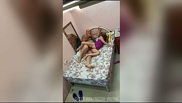 LOIRA DE 24 ANOS TRANSANDO COM O VELHO E FALADO COM O NAMORADO NO CELULAR ESSA SAFADINHA BOA DE CAMA