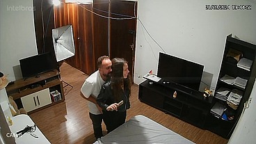 Festinha com duas amigas flagradas pela câmera de segurança