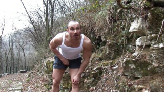 Érett ribanc harisnyában lovagol a fasz előtt, kültéri anális döngetés és orgazmus