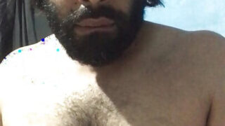 Amatör björnkillar stryker stora kukar medan de knullar sig själva analt på hemmagjord solovideo