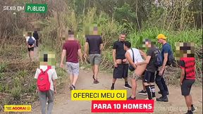 LEVEI 2 AMIGOS H&Eacute_TEROS PARA FODER MEU CU EM P&Uacute_BLICO, ONDE HOMENS COSTUMAM FAZER CAMINHADA. ENQUANTO CADA UM SE RESERVA PARA COMER MEU CU, UMA PLATEIA DE HOMENS OBSERVA E SE MASTURBAL.
