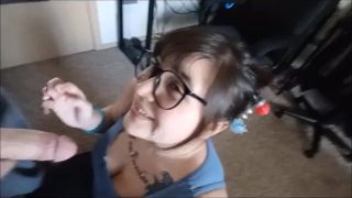ابنة زوجة الهواة ذات الثدي الكبير مي من Overwatch Cosplay Girl تستمتع بمص القضيب بعمق