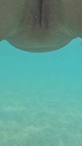 Underwater Pussy Play with a Plug