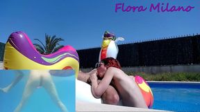 une pipe en piscine exterieure!je lui fait une pipe royale dans la piscine!