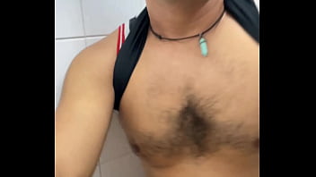 Eu fodo ele no banheiro secretamente enquanto todo mundo est&aacute_ na festa.