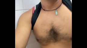 Eu fodo ele no banheiro secretamente enquanto todo mundo est&aacute_ na festa.