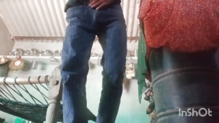 太った黒人のパパは、熱いバスルームのアナルで大きなチンポを持つオイルを塗られた若いインド人のぽっちゃり男の子からフェラチオを受ける