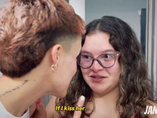 QUIERES QUE TE AYUDE? La plomera se me insinuó y termino chupándome el cliptoris