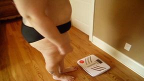 Tattooed BBW checks her weight
